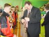 Podczas VII Dziecięcej Gali Piłkarskiej. „Ten medal złoty – to dla mnie – a ten srebrny dla ciebie” – zdaje się mówić chojnicki starosta S. Skaja.