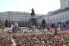 Znicze przed pałacem w dniu uroczystości żałobnych.