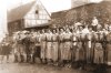 Stefan Bieszk z żeńską drużyną harcerska ok. 1930 r. Chojnice.