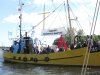 Kutry i łodzie Pielgrzymki wpływają do portu.
