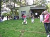 grupa do 10 lat biegnie w workach