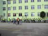 Wszyscy uczestnicy wycieczki przed siedzibą szkoły