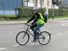 Jeden uczestników wycieczki na skrzyżowaniu Angowicka – Al.Brzozowa