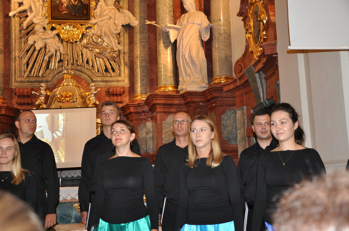 Chór tworzą studenci, absolwenci i pracownicy uczelni.