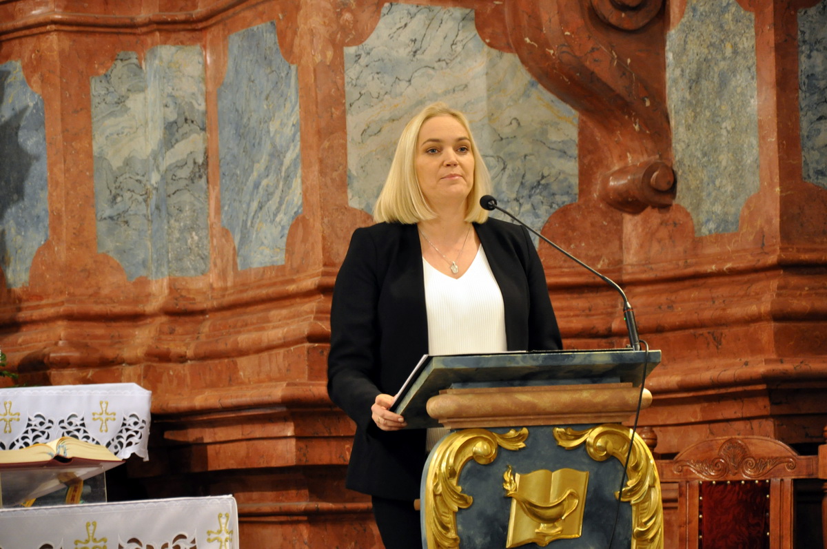 Recytuje Dominika Figurska