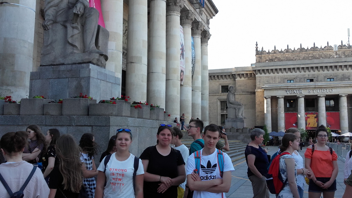 Przed Pałacem Kultury i Nauki.