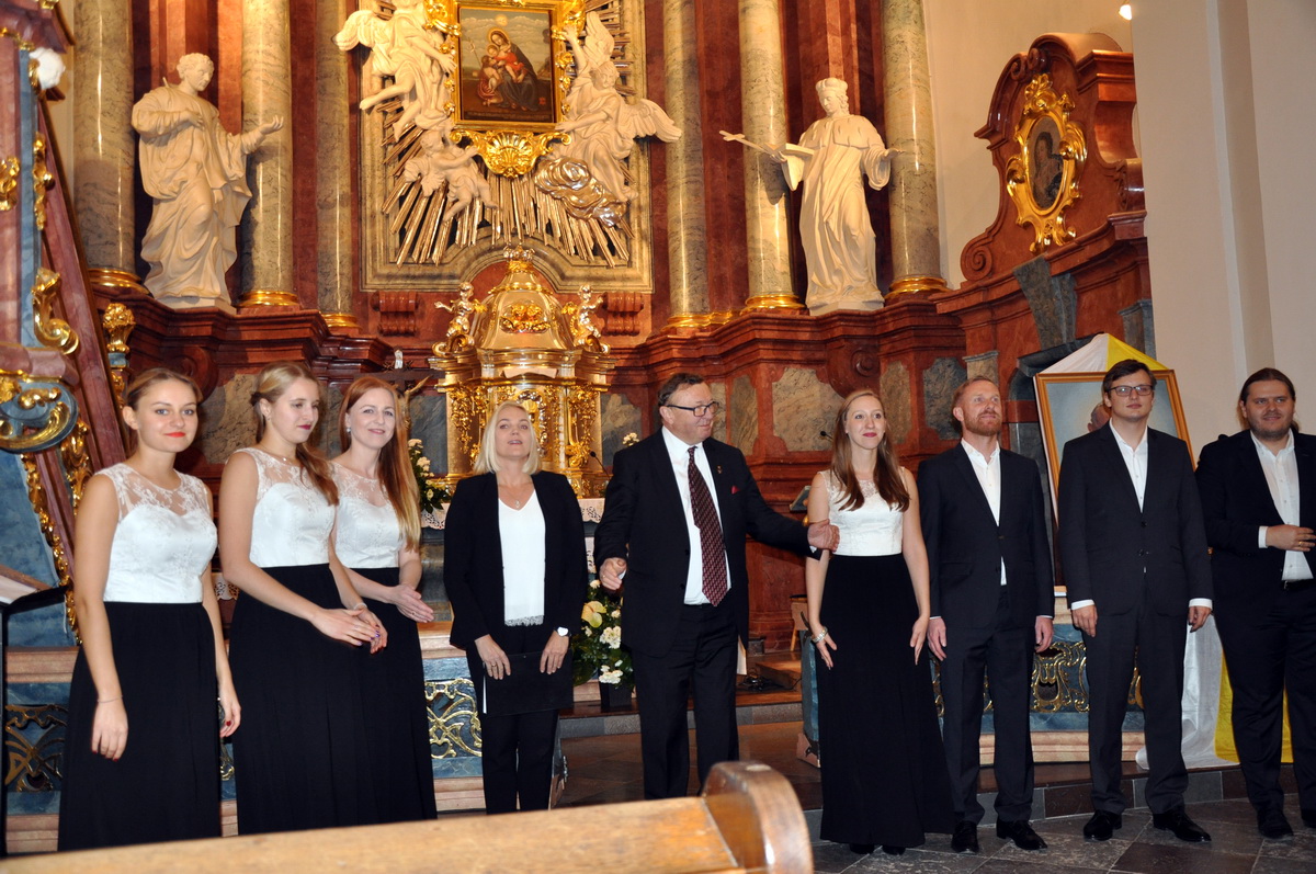 Ukłony, w środku prof. Andrzej Chorosiński