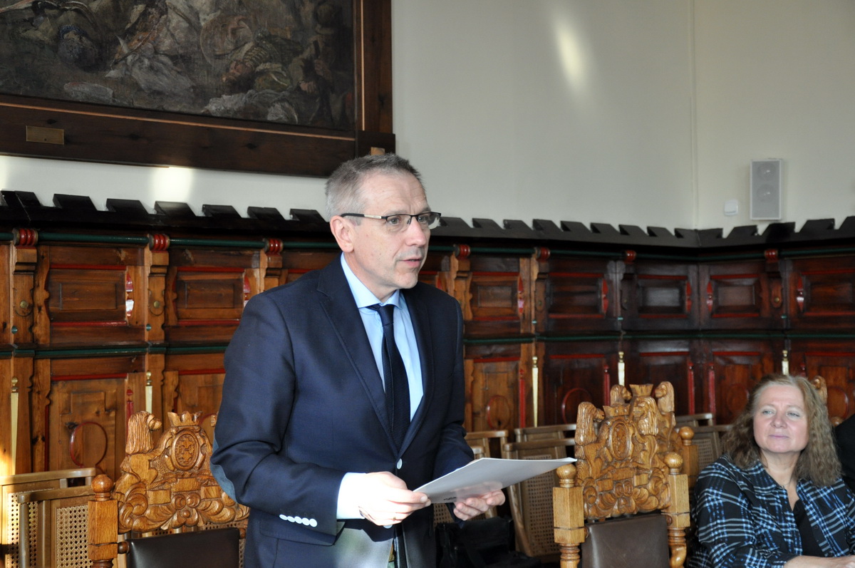 Prof. Piotr Kostyło czyta list rektora UKW.