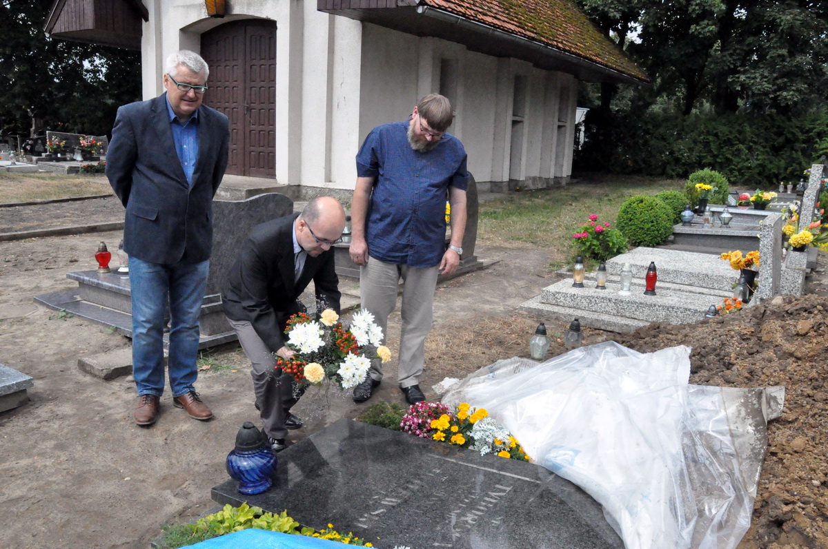 Od lewej Kazimierz Jaruszewski, Robert Kosiedowski i Piotr Eichler z zarządu ChTPN przy grobie Wandy Tyborskiej 