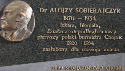 W_2009_odslonieto_tablice_o_burmistrzu_sobierajczyku.jpg W 2009 odslonięto tablicę upamiętniającą Alojzego Sobierajczyka.