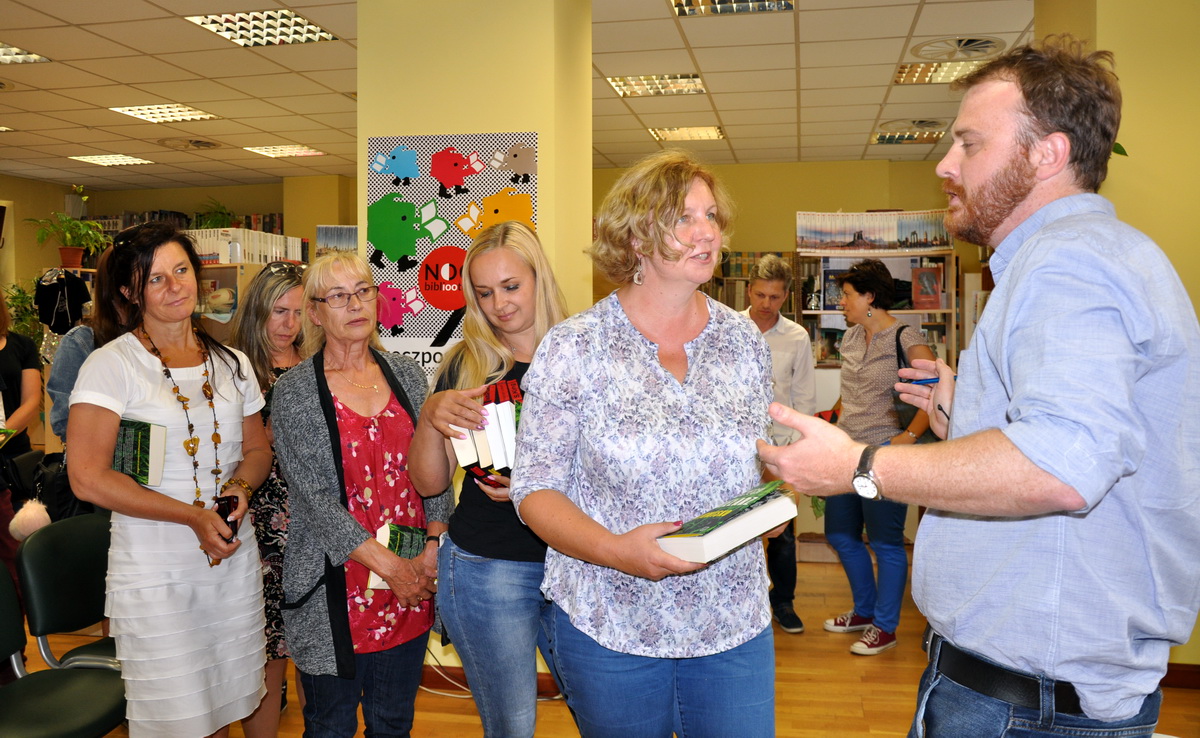 Do pisarza ustawiła się kolejka. 