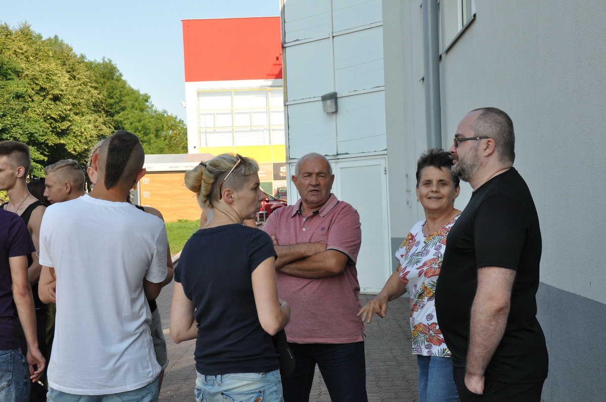 W środku w r&oacute;żowej koszuli kierowca Henryk Szałkowski &ndash; 11. raz na tej wyprawie.