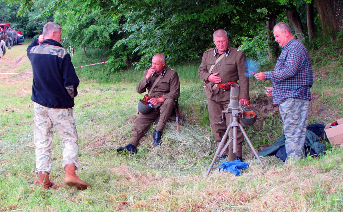 Na zdjęciu (z lewej strony) komandor Pikniku Militarnego w Fojutowie Witold Przewoski w trakcie rozmowy z rekonstruktorami inscenizacji przy schronie na 