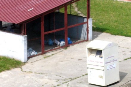 Jeden ze śmietników na os. 700 - lecia. Jeden ze śmietników na os. 700 - lecia.