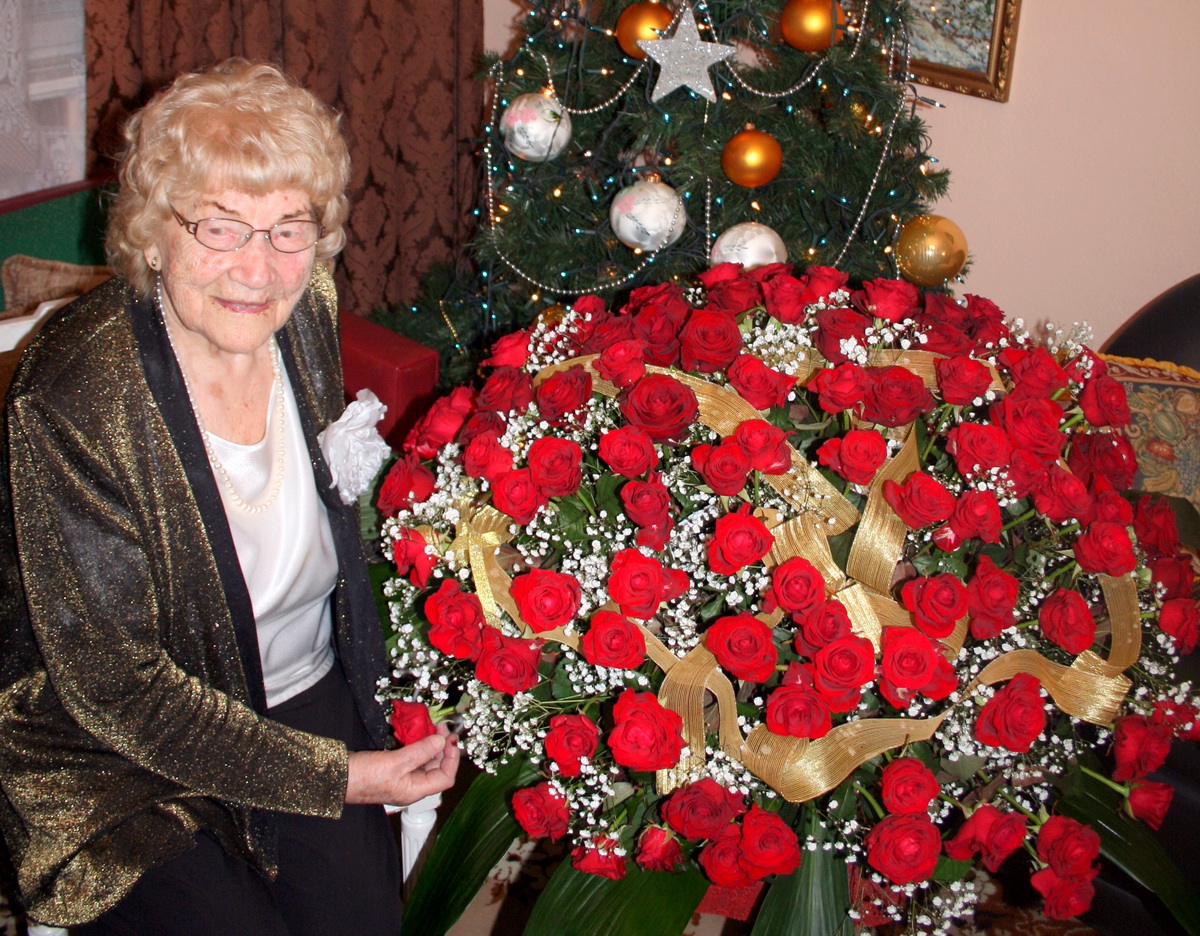 Gertruda Dziarnowska jubilatka z r&oacute;źami