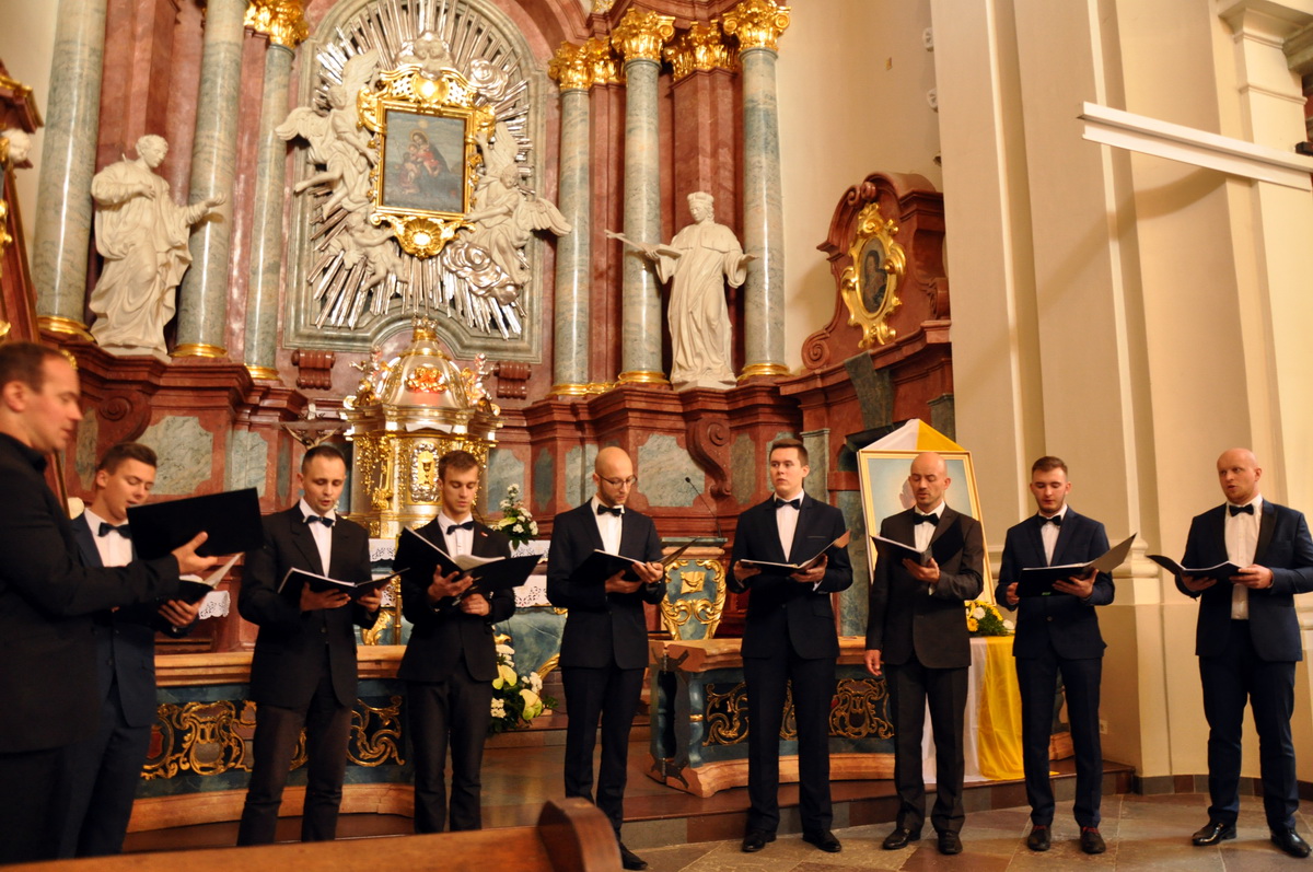 Panowie śpiewają pieśni 