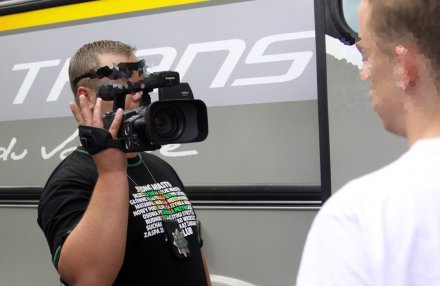 Policjant filmuje kibica Policjant filmuje kibica