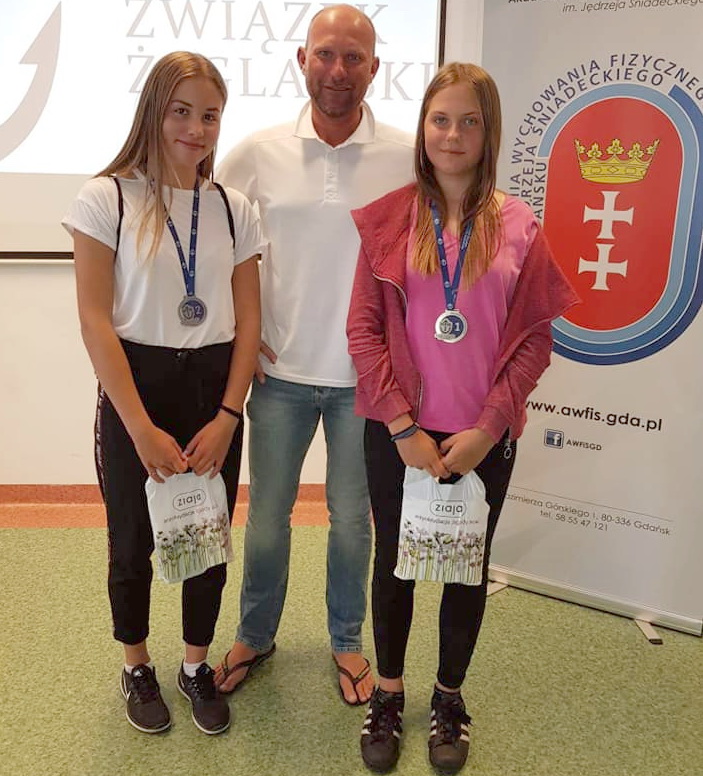 Szulc Laura (po lewej) i Sobczak Klara (po prawej) z trenerem Miroslawem Laskowskim.