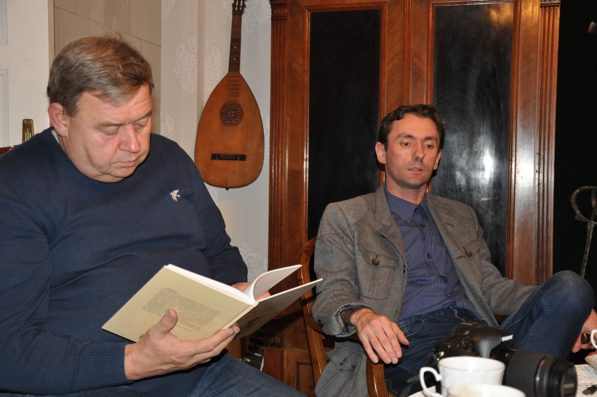 Można było obejrzeć książki autora (z prawej).