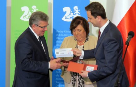 Minister wręcza Kartę Rodziny. Minister wręcza Kartę Rodziny.