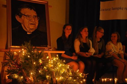 Roma Natalia, Kinga, Karolina na tle portretu ks. Jana Twardowskiego Roma Natalia, Kinga, Karolina na tle portretu ks. Jana Twardowskiego