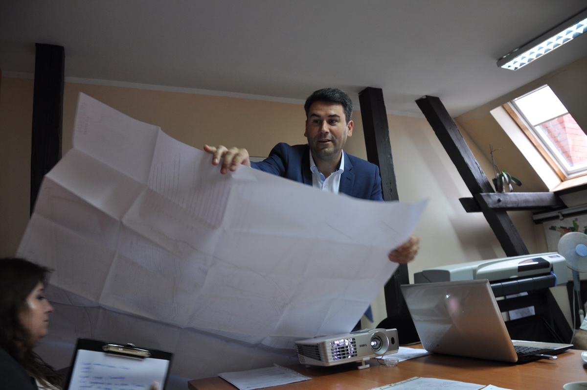 Bez mapy ani rusz. Rozkłada ją Waldemar Gregus Bez mapy ani rusz. Rozkłada ją Waldemar Gregus