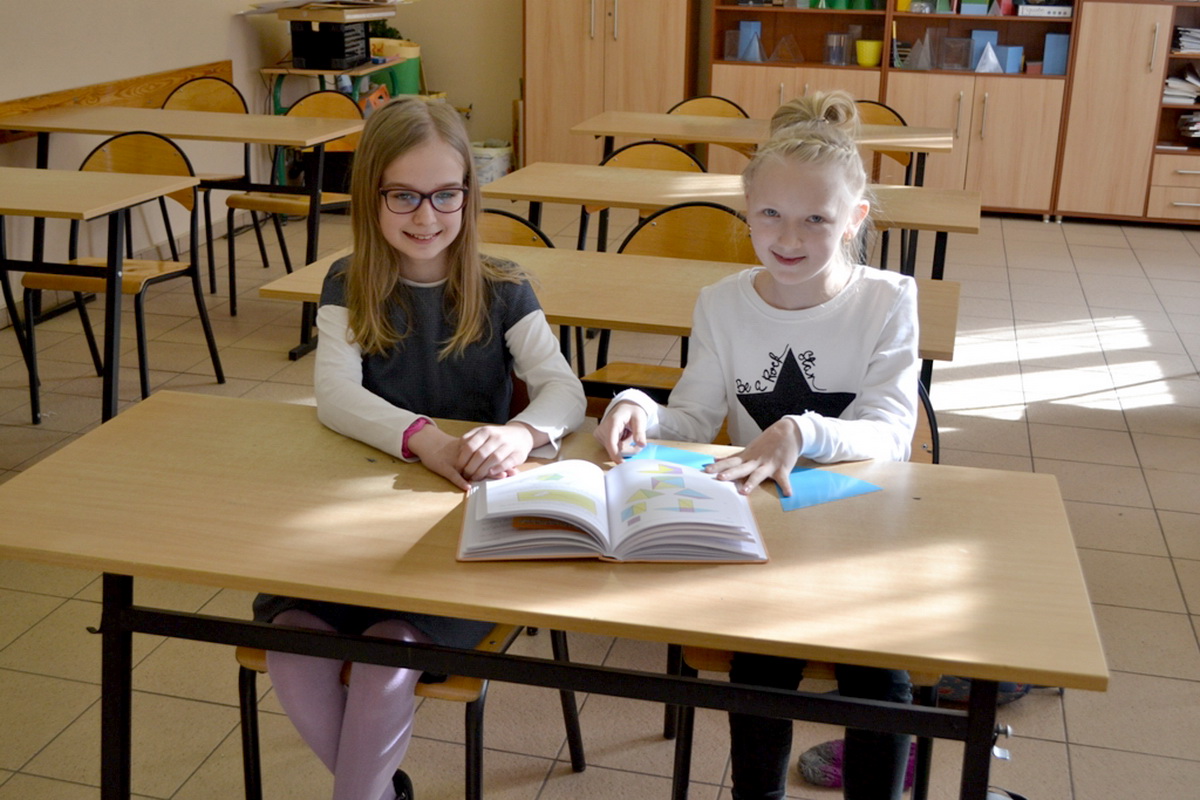 Laureatka Hania i finalistka Paulina Wojewodzkiego kuratoryjnego konkursu matematycznego.