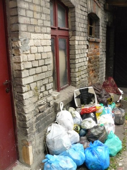 Śmieci na ul. Warszawkiej Śmieci na ul. Warszawkiej