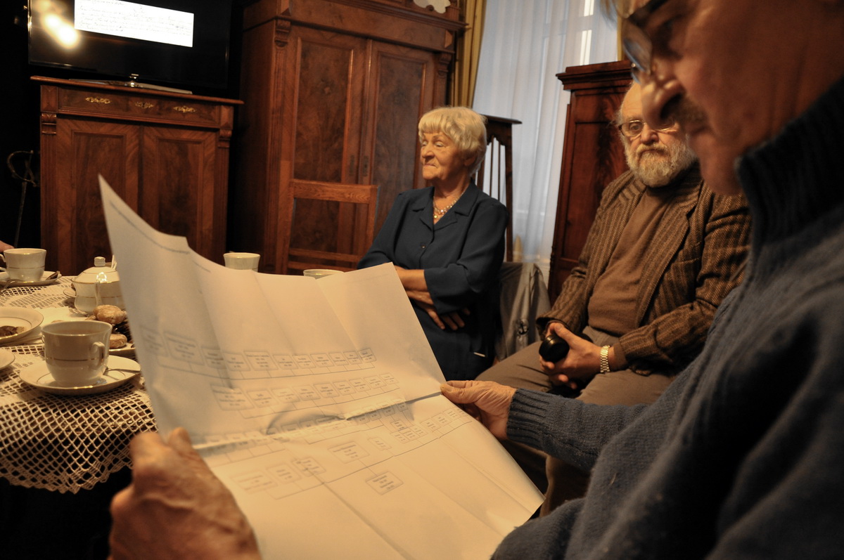 Z uwagą oglądano drzewa genealogiczne.