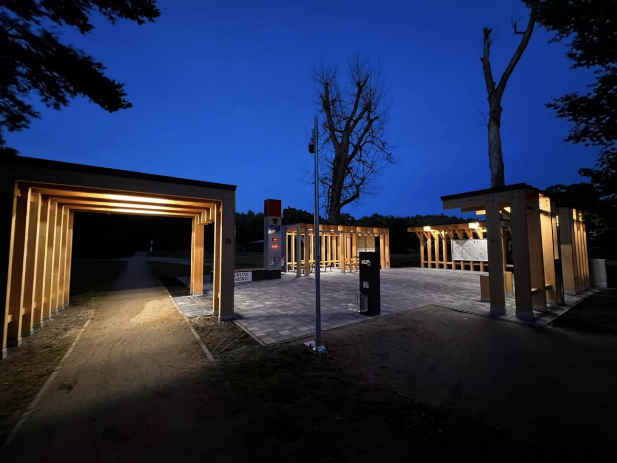 Brama KM w Starym Młynie wieczorem.